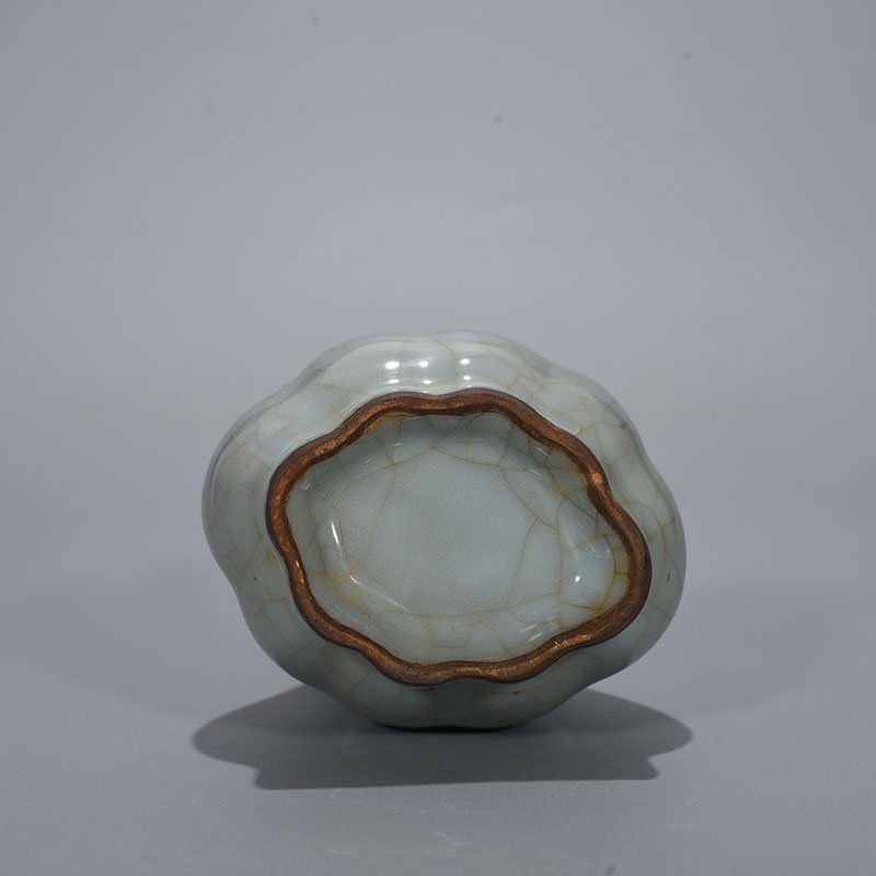 Song Dynasty  Official Kiln moon white glazed melon vase