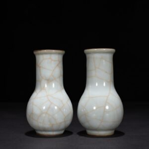 Song Dynasty Official Kiln moon white glaze dish bottle