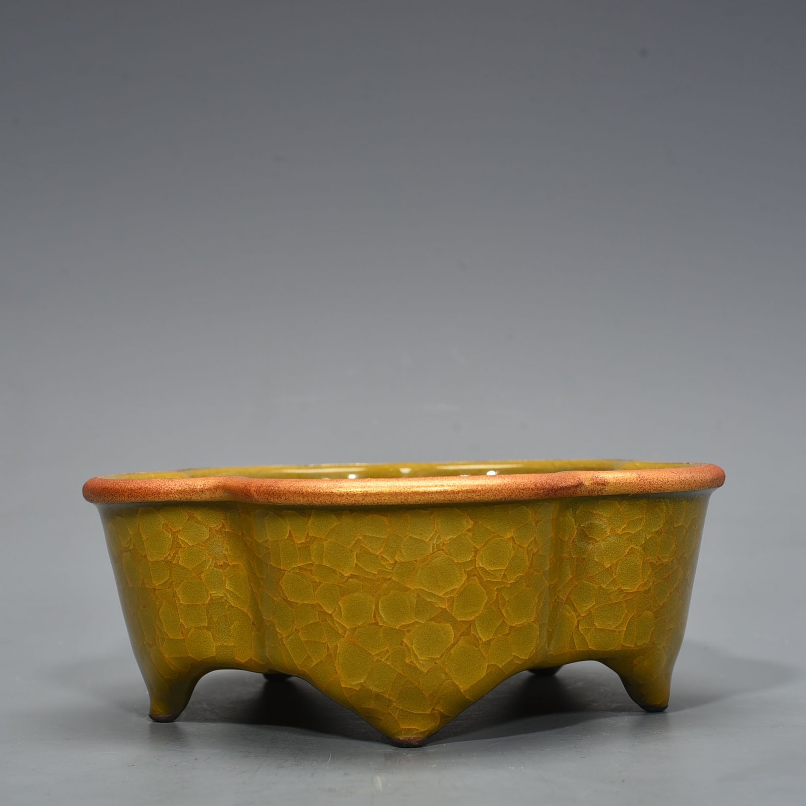 Song Dynasty Official kiln model yellow glaze ice cracked wash inlaid with gilt buckle