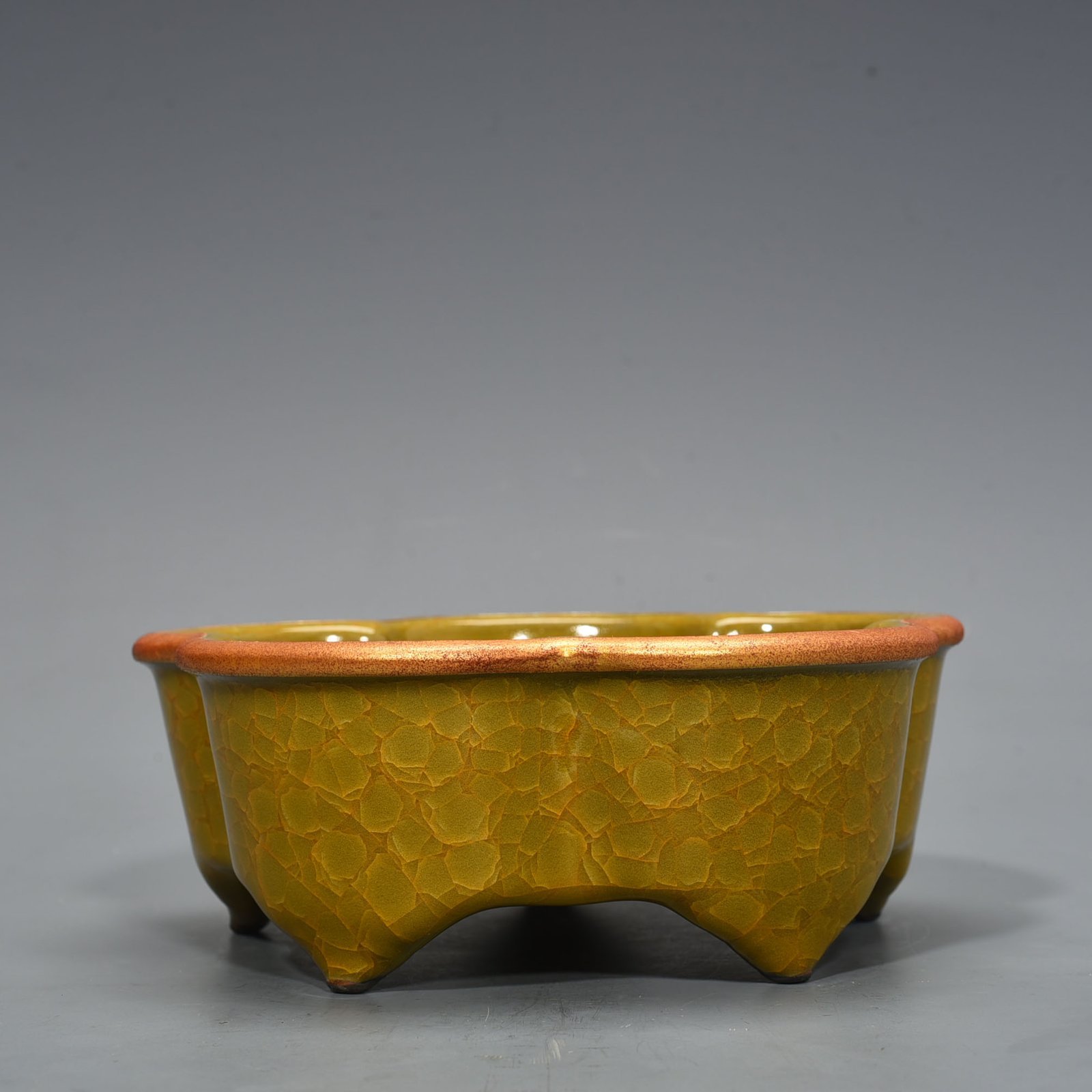 Song Dynasty Official kiln model yellow glaze ice cracked wash inlaid with gilt buckle