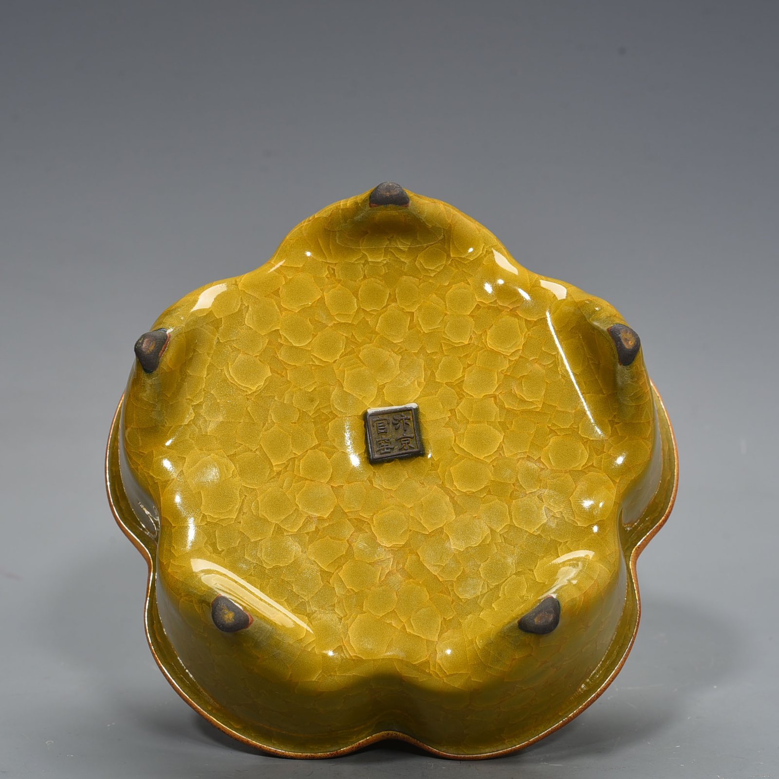 Song Dynasty Official kiln model yellow glaze ice cracked wash inlaid with gilt buckle