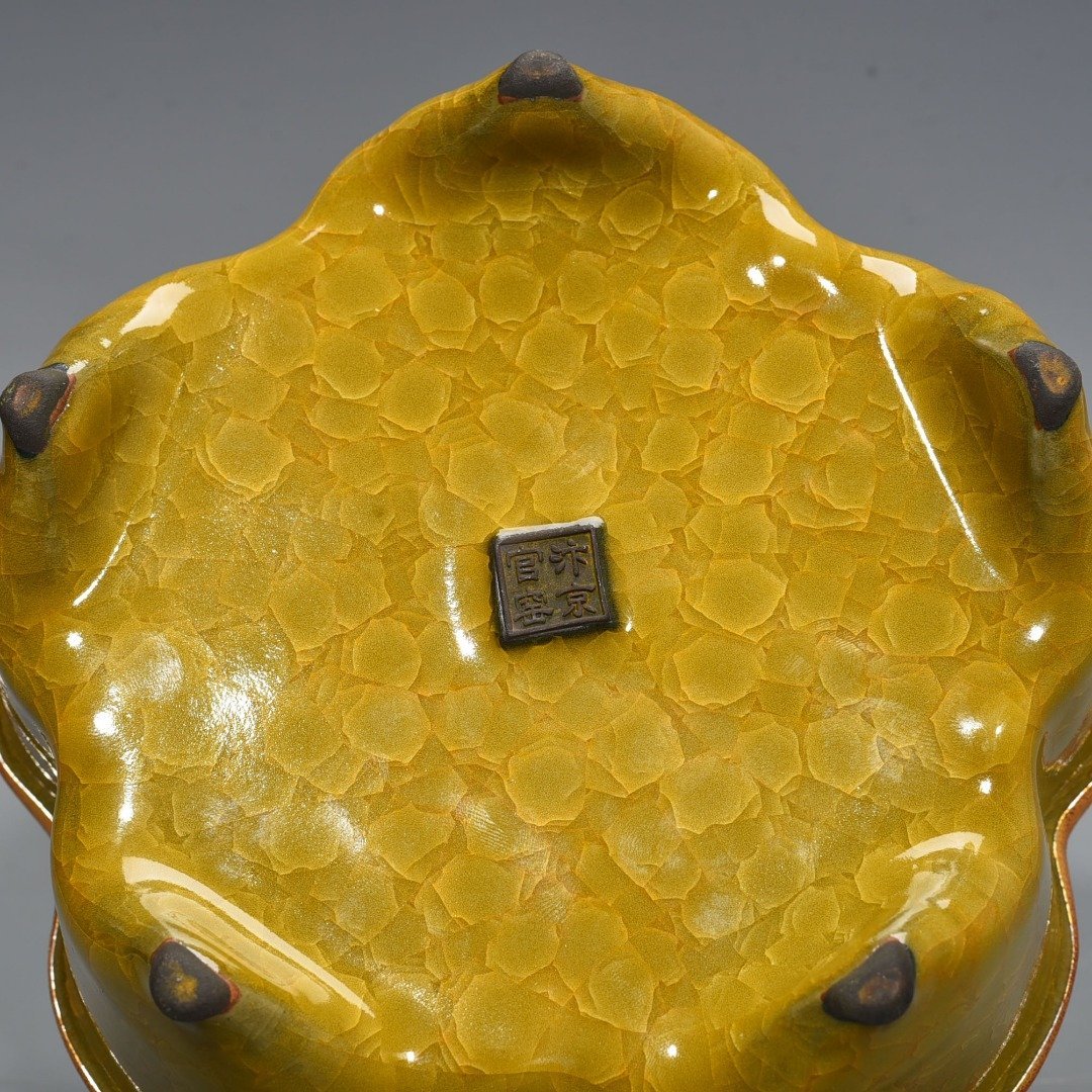 Song Dynasty Official kiln model yellow glaze ice cracked wash inlaid with gilt buckle