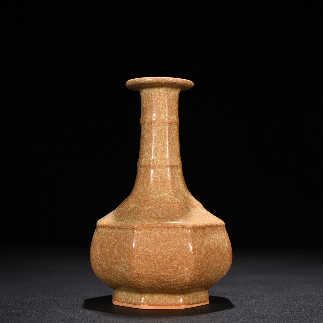 Song Dynasty kiln glaze ice cracked eight-way plate mouth bottle