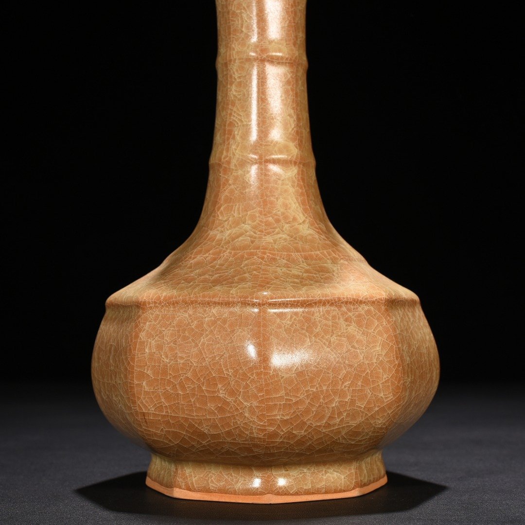 Song Dynasty kiln glaze ice cracked eight-way plate mouth bottle