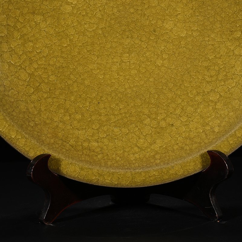 Song Dynasty Guan kiln glaze ice crackle dish