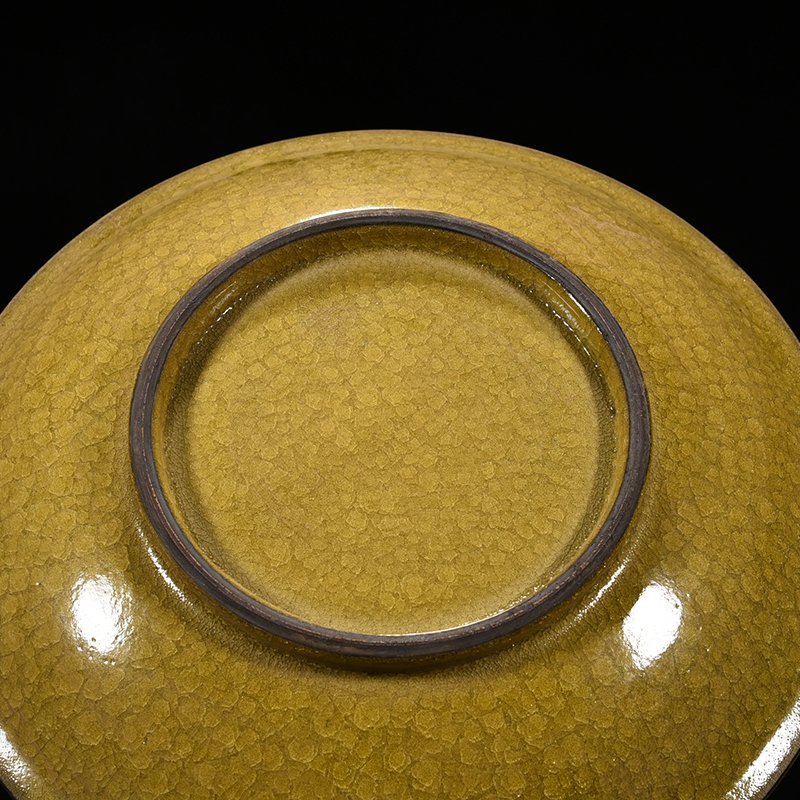 Song Dynasty Guan kiln glaze ice crackle dish