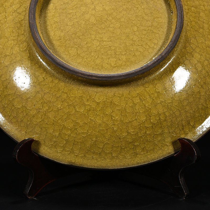 Song Dynasty Guan kiln glaze ice crackle dish