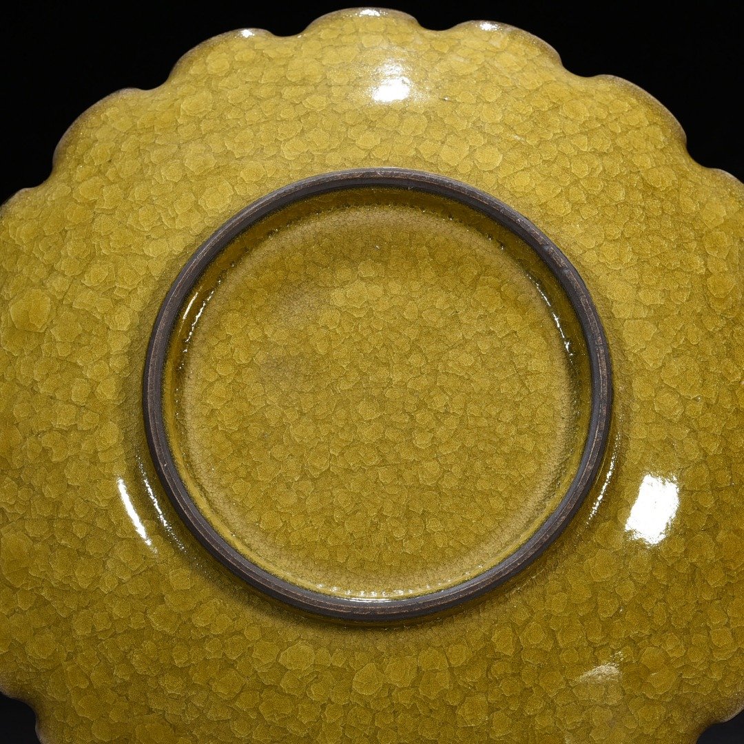 Song Dynasty official kiln glaze ice cracked lotus leaf plate