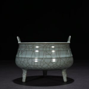 Song Dynasty official kiln dazzling pattern three-legged furnace