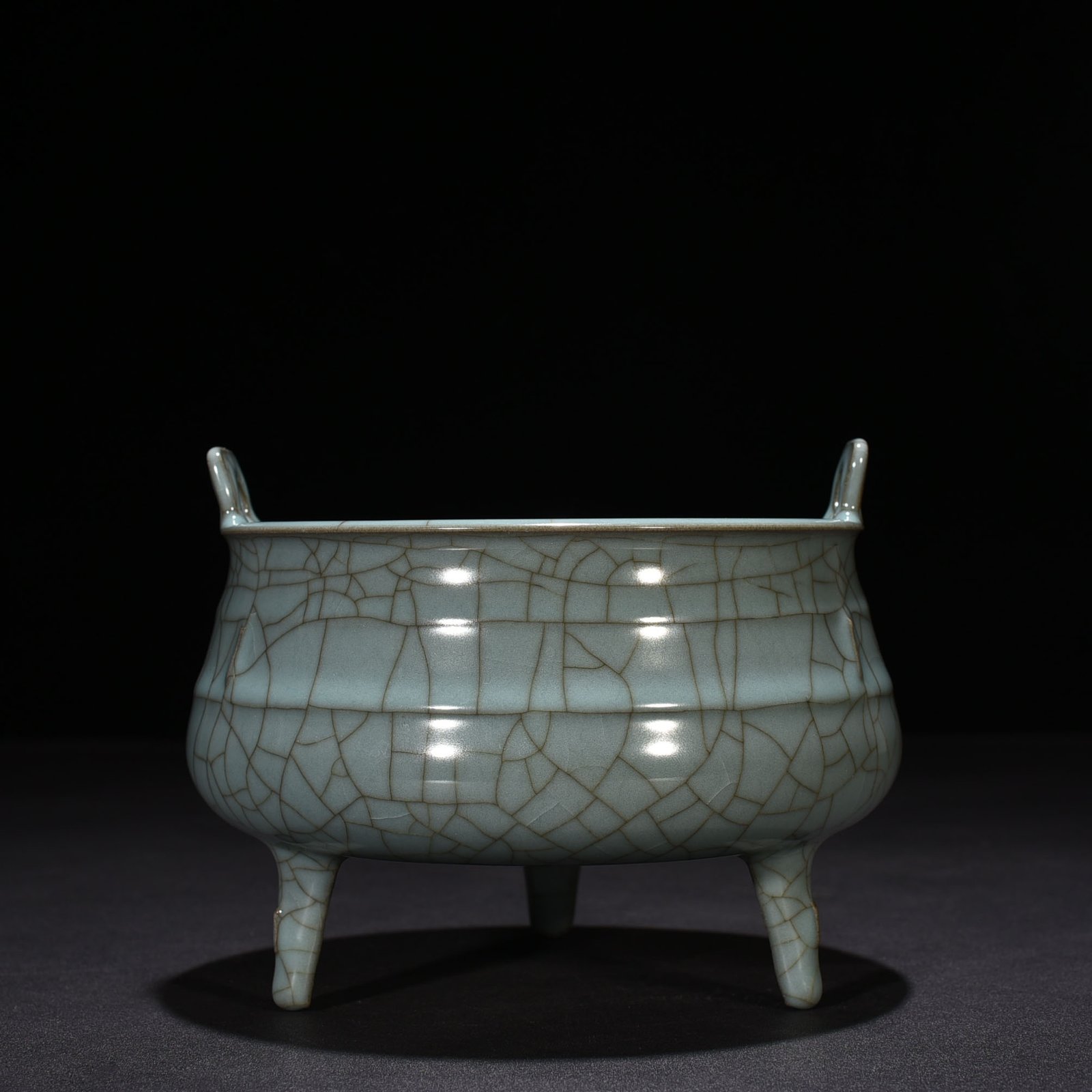 Song Dynasty official kiln dazzling pattern three-legged furnace