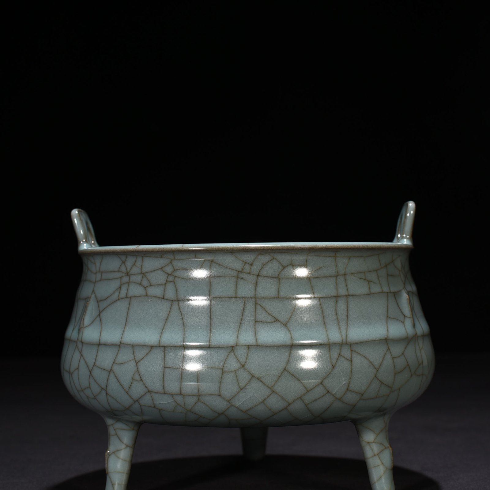 Song Dynasty official kiln dazzling pattern three-legged furnace