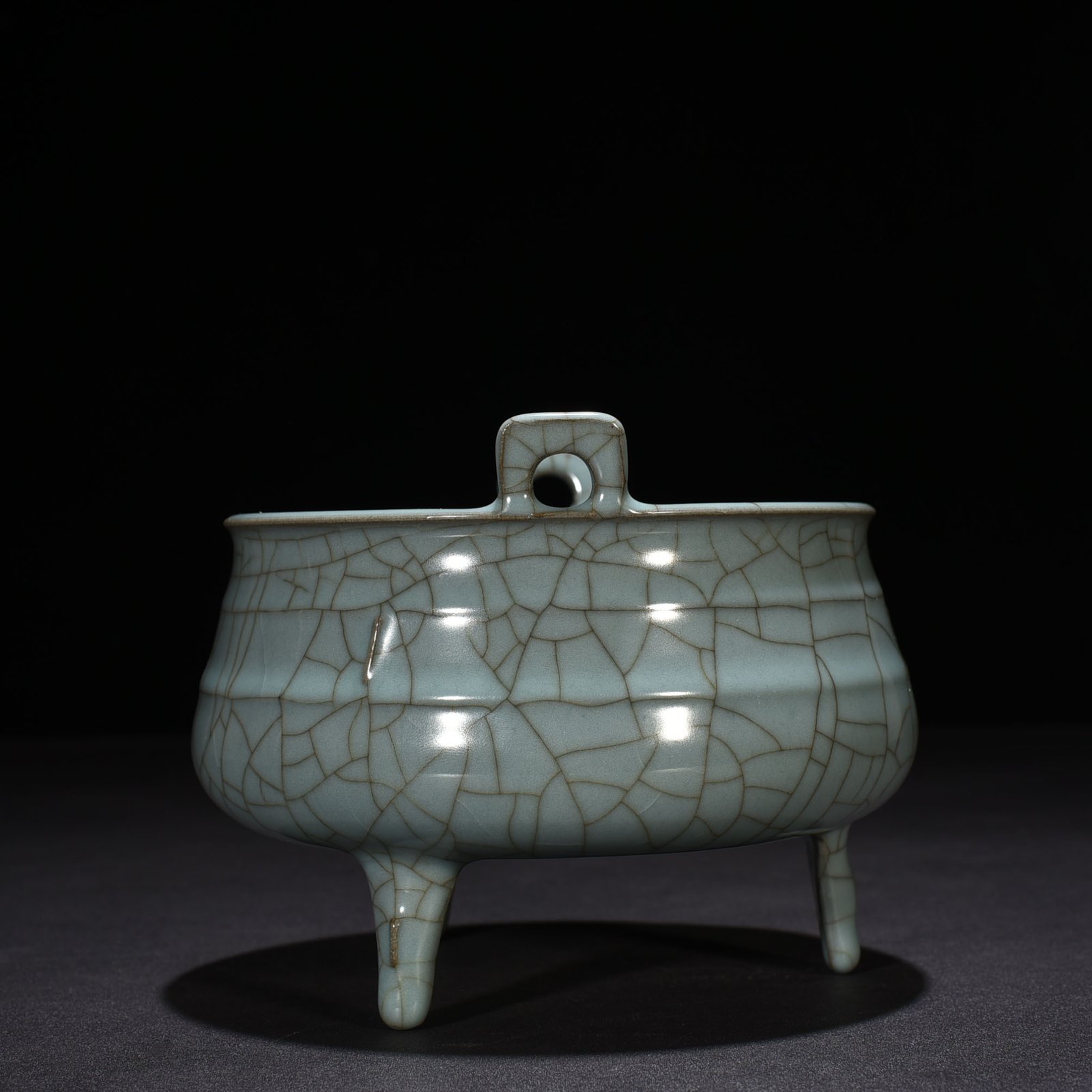 Song Dynasty official kiln dazzling pattern three-legged furnace