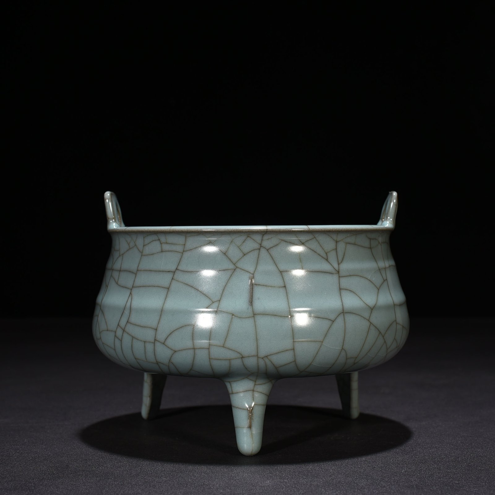 Song Dynasty official kiln dazzling pattern three-legged furnace