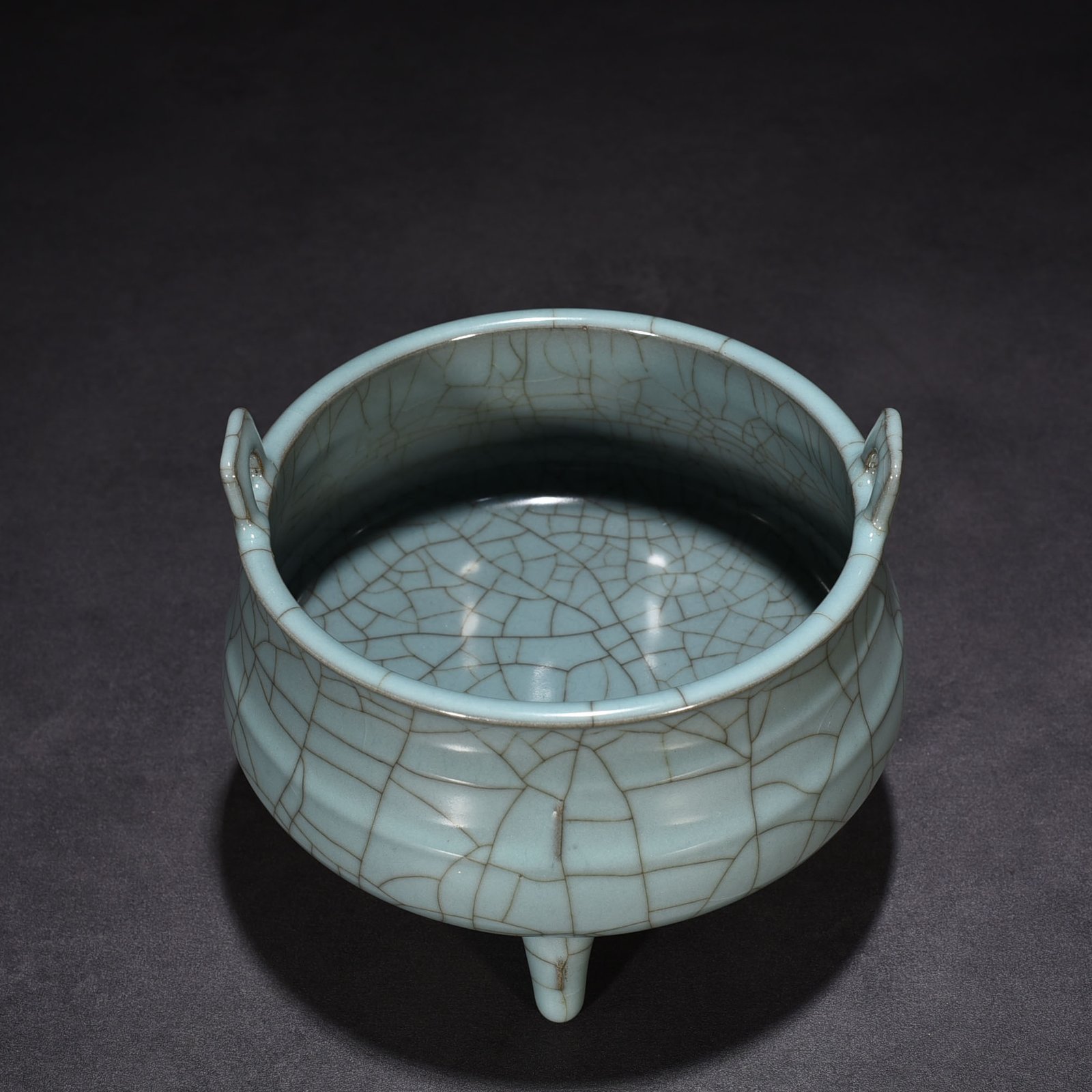 Song Dynasty official kiln dazzling pattern three-legged furnace