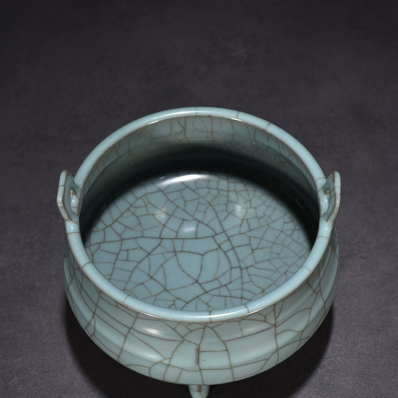 Song Dynasty official kiln dazzling pattern three-legged furnace