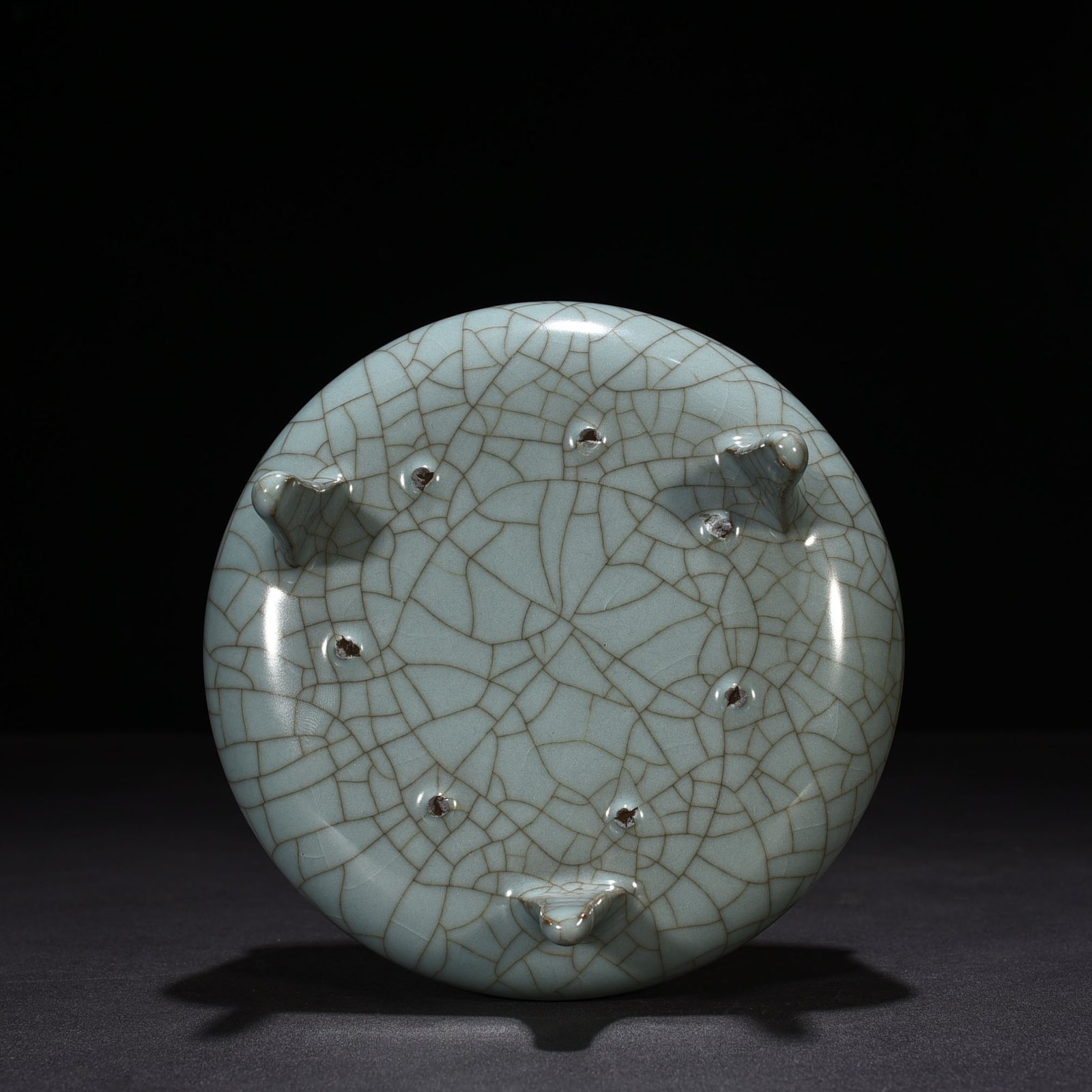 Song Dynasty official kiln dazzling pattern three-legged furnace