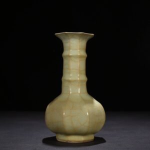 Song Dynasty official kiln dazzling pattern octagonal vase