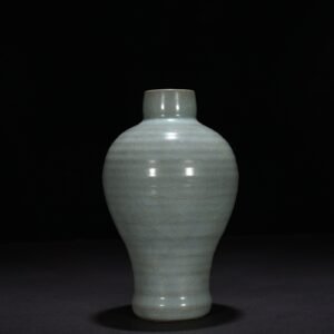 Song Dynasty official kiln dazzling pattern plum vase