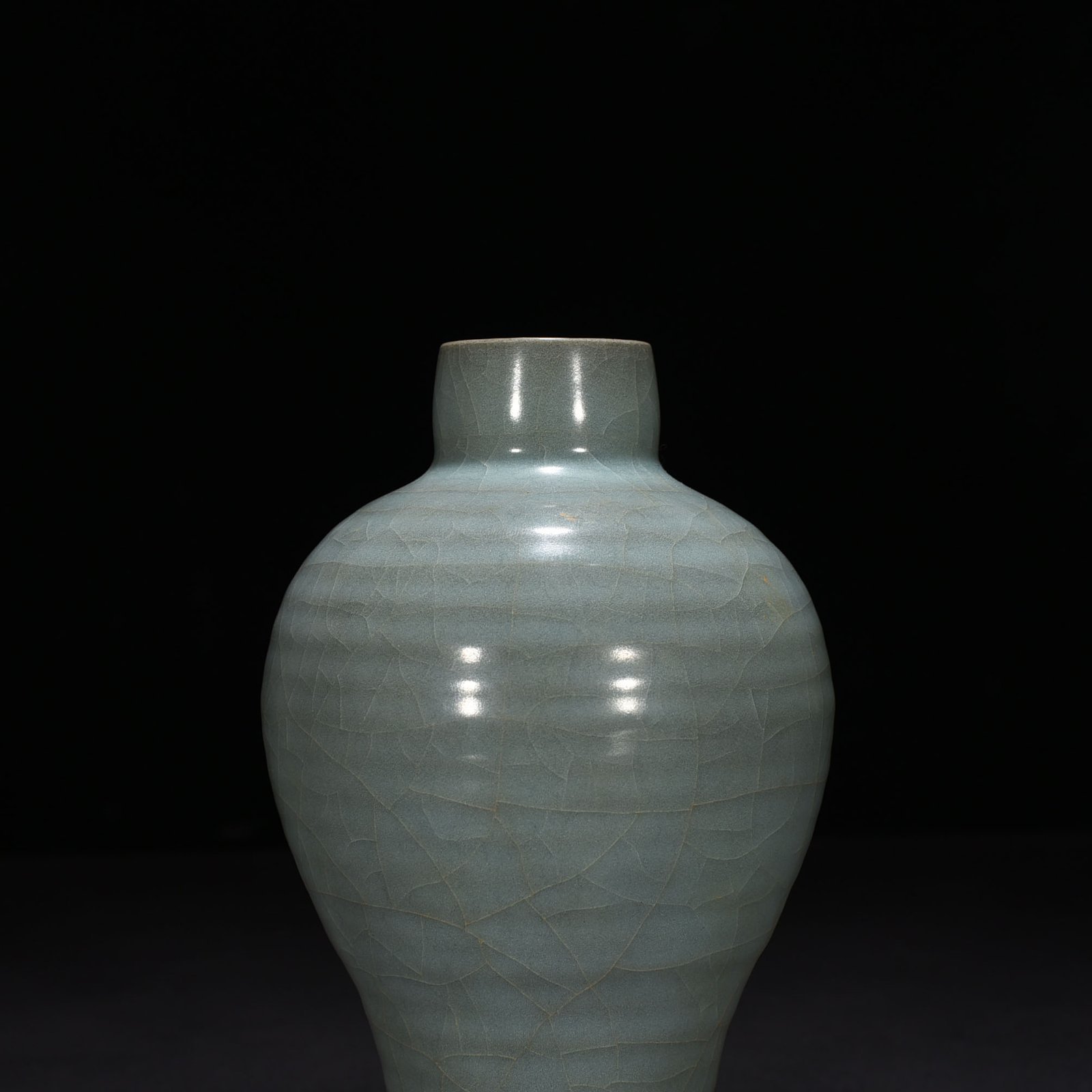 Song Dynasty official kiln dazzling pattern plum vase