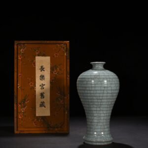 Song Dynasty official kiln dazzling pattern plum vase