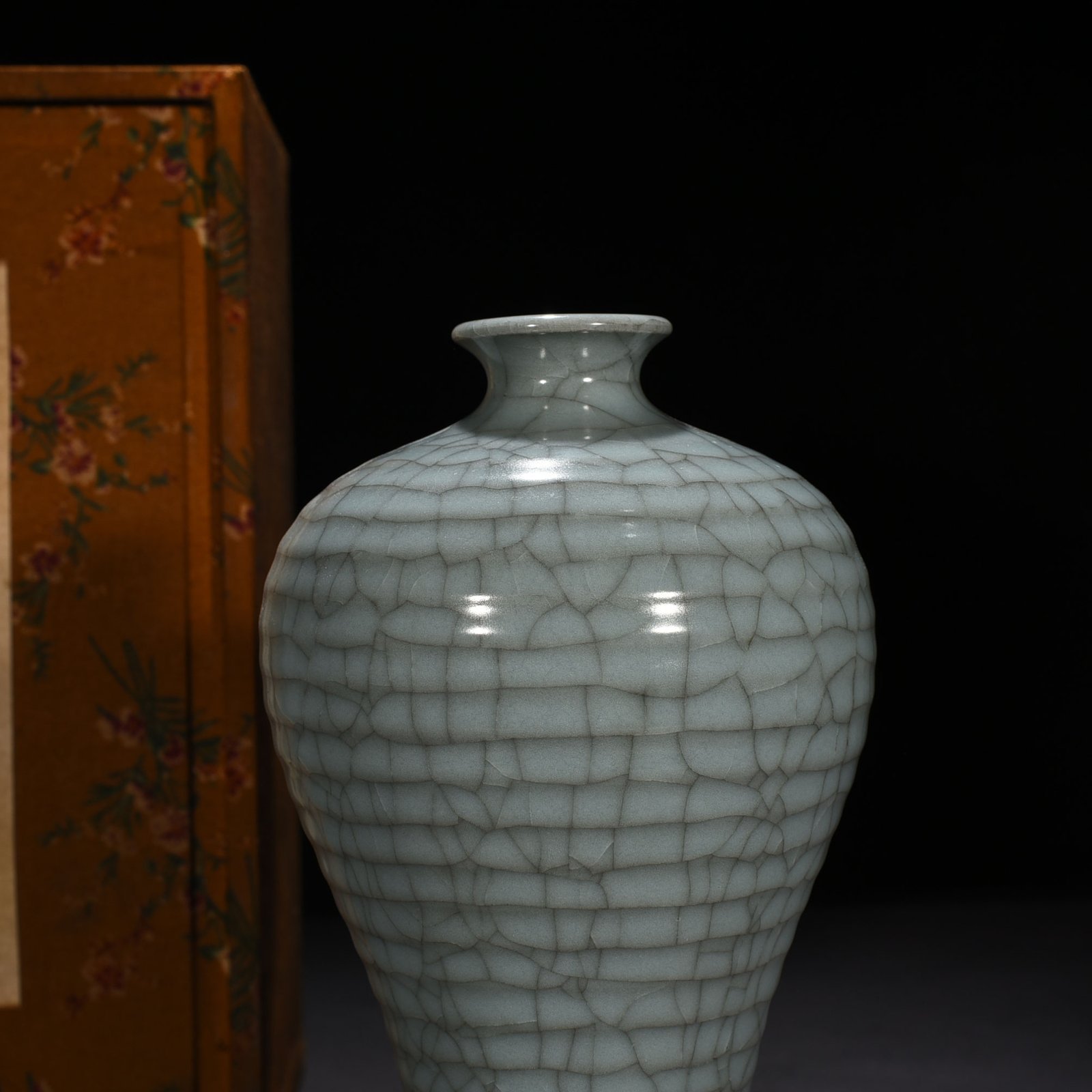 Song Dynasty official kiln dazzling pattern plum vase