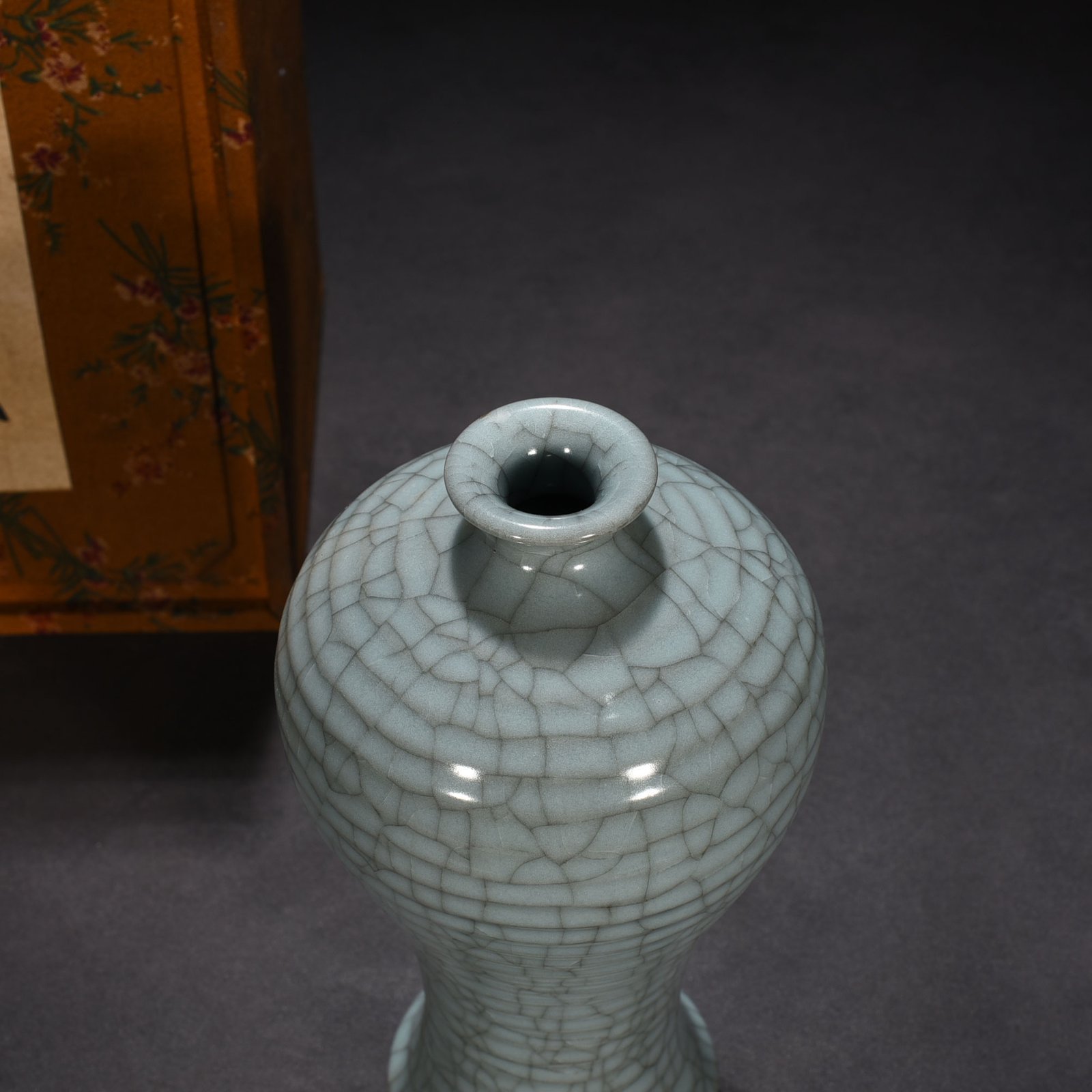 Song Dynasty official kiln dazzling pattern plum vase