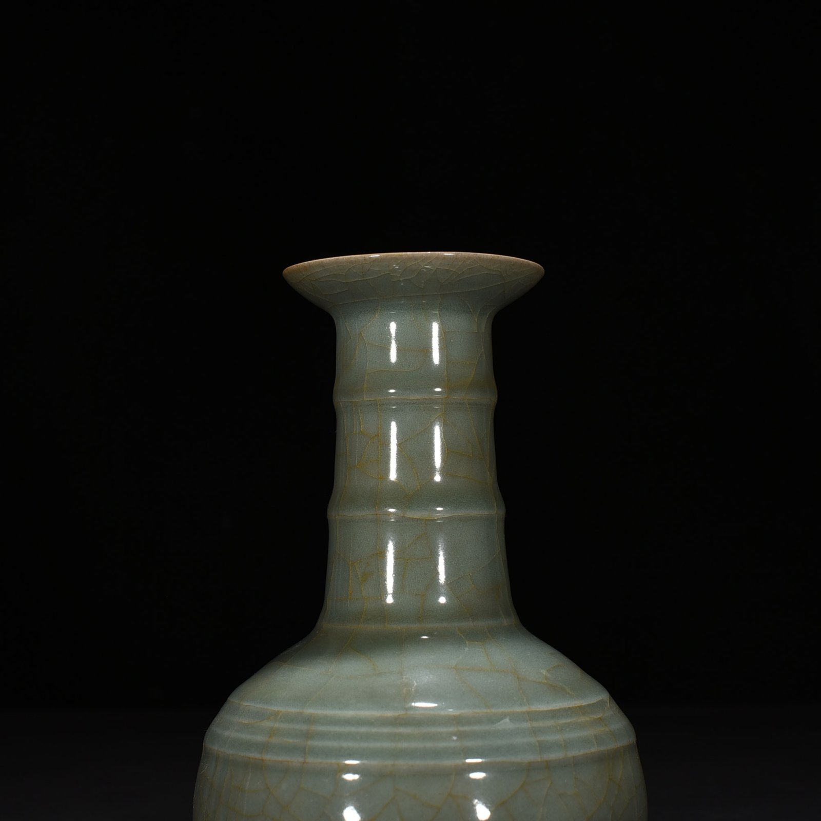 Song Dynasty official kiln dazzling pattern plate mouth bottle