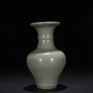 Song Dynasty Guan kiln dazzling pattern plate mouth bottle