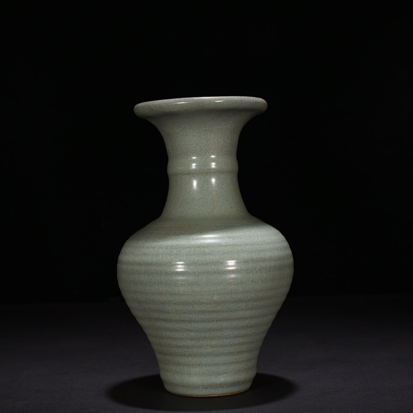 Song Dynasty Guan kiln dazzling pattern plate mouth bottle