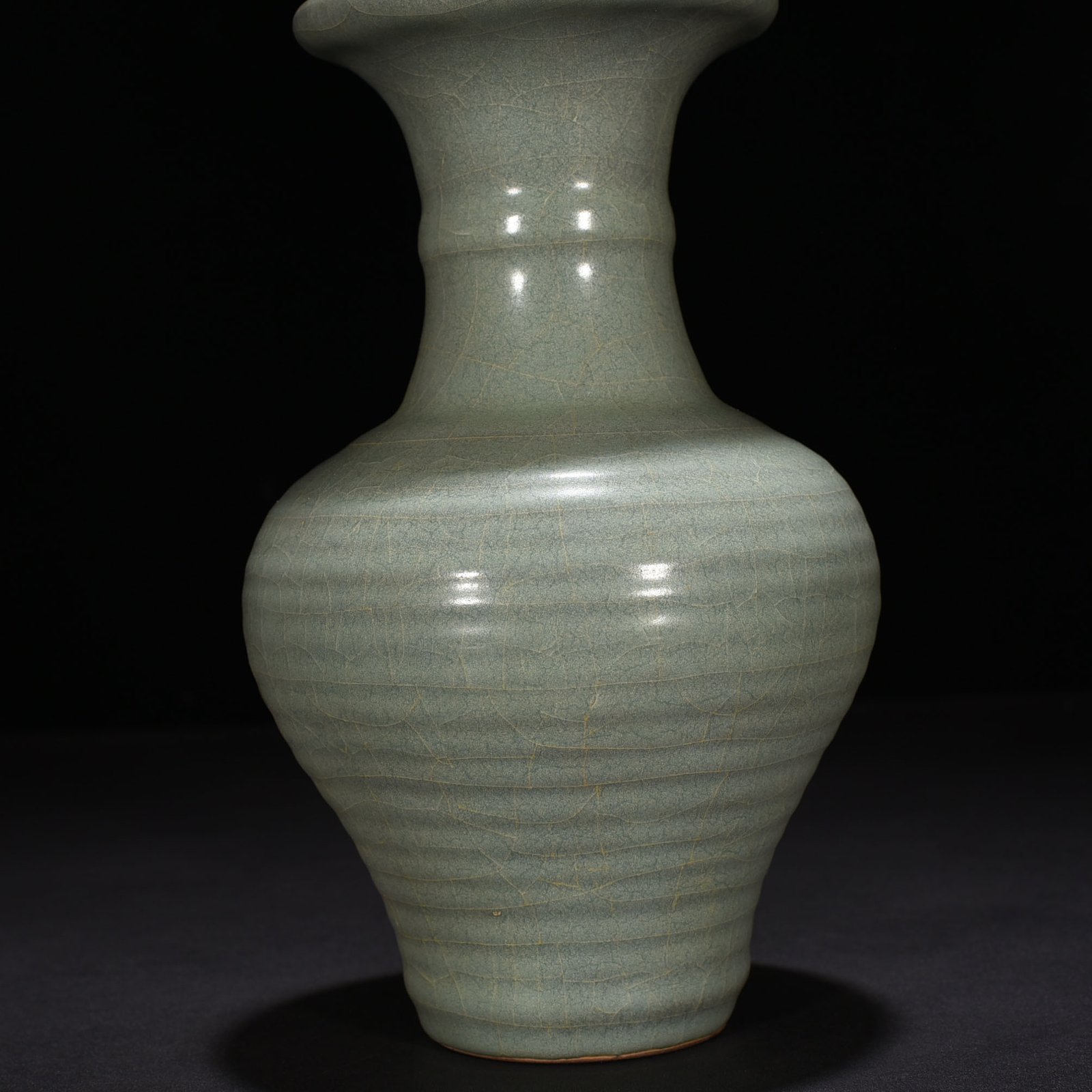 Song Dynasty Guan kiln dazzling pattern plate mouth bottle