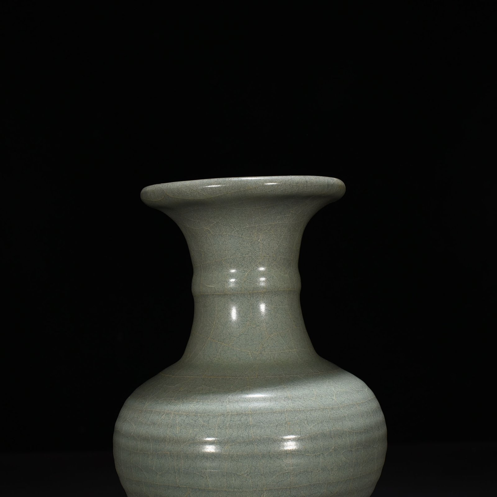 Song Dynasty Guan kiln dazzling pattern plate mouth bottle