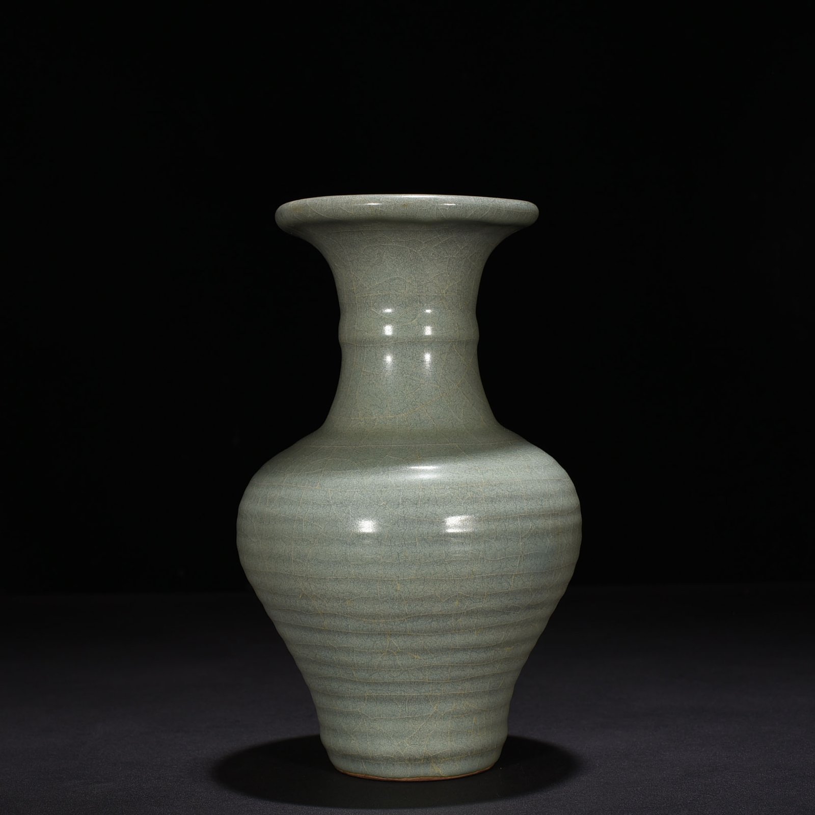 Song Dynasty Guan kiln dazzling pattern plate mouth bottle