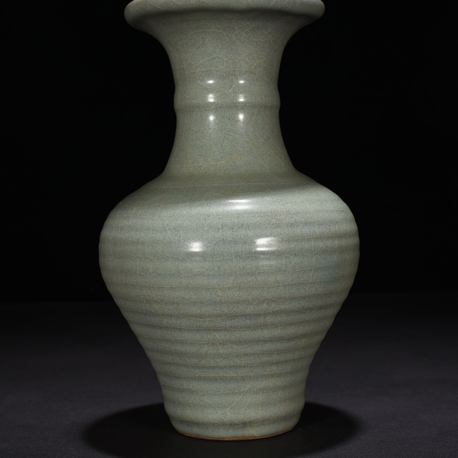 Song Dynasty Guan kiln dazzling pattern plate mouth bottle
