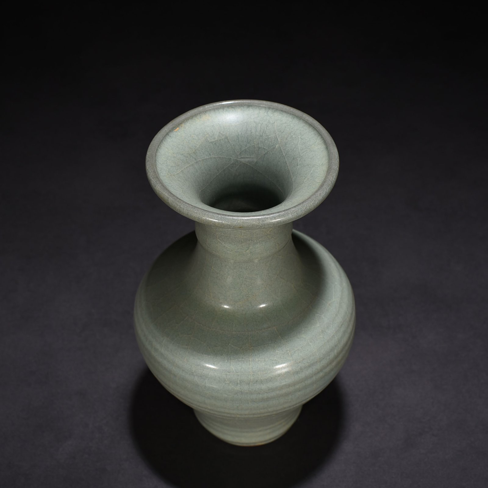 Song Dynasty Guan kiln dazzling pattern plate mouth bottle