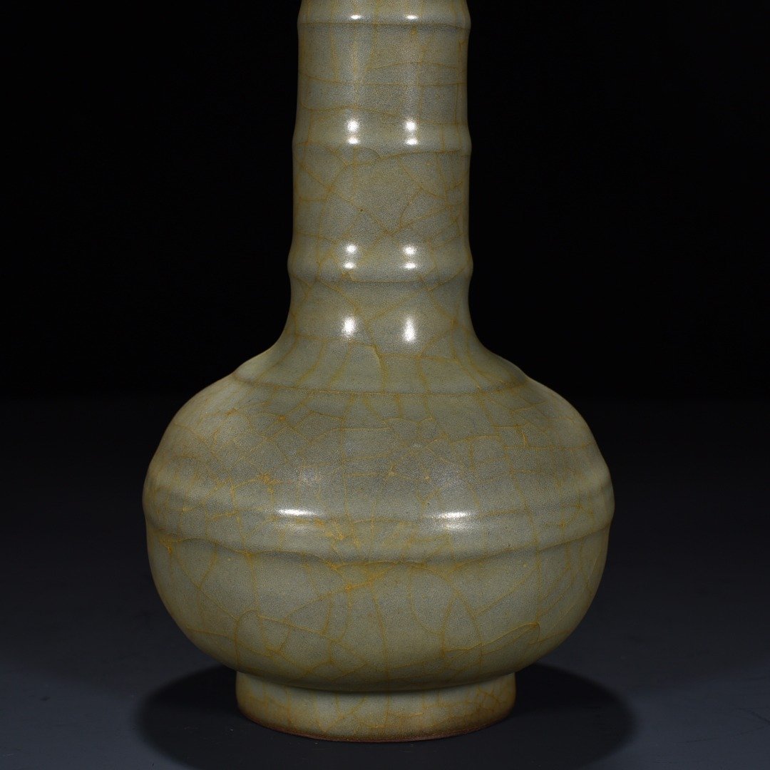 Song Dynasty official kiln dazzling pattern plate mouth bottle