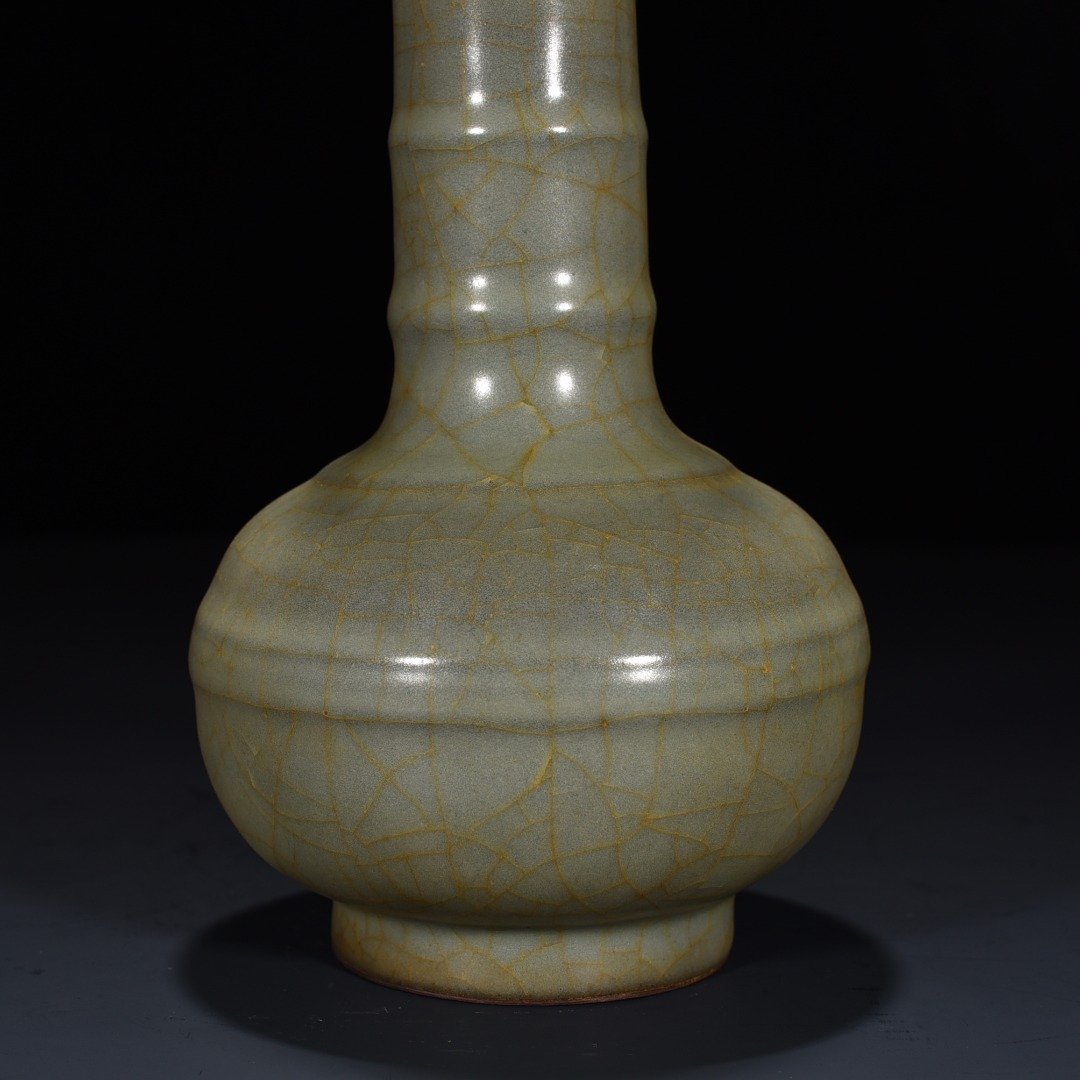 Song Dynasty official kiln dazzling pattern plate mouth bottle