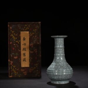 Song Dynasty official kiln dazzling pattern plate mouth vase engraved with imperial inscription 23 12 cm 900