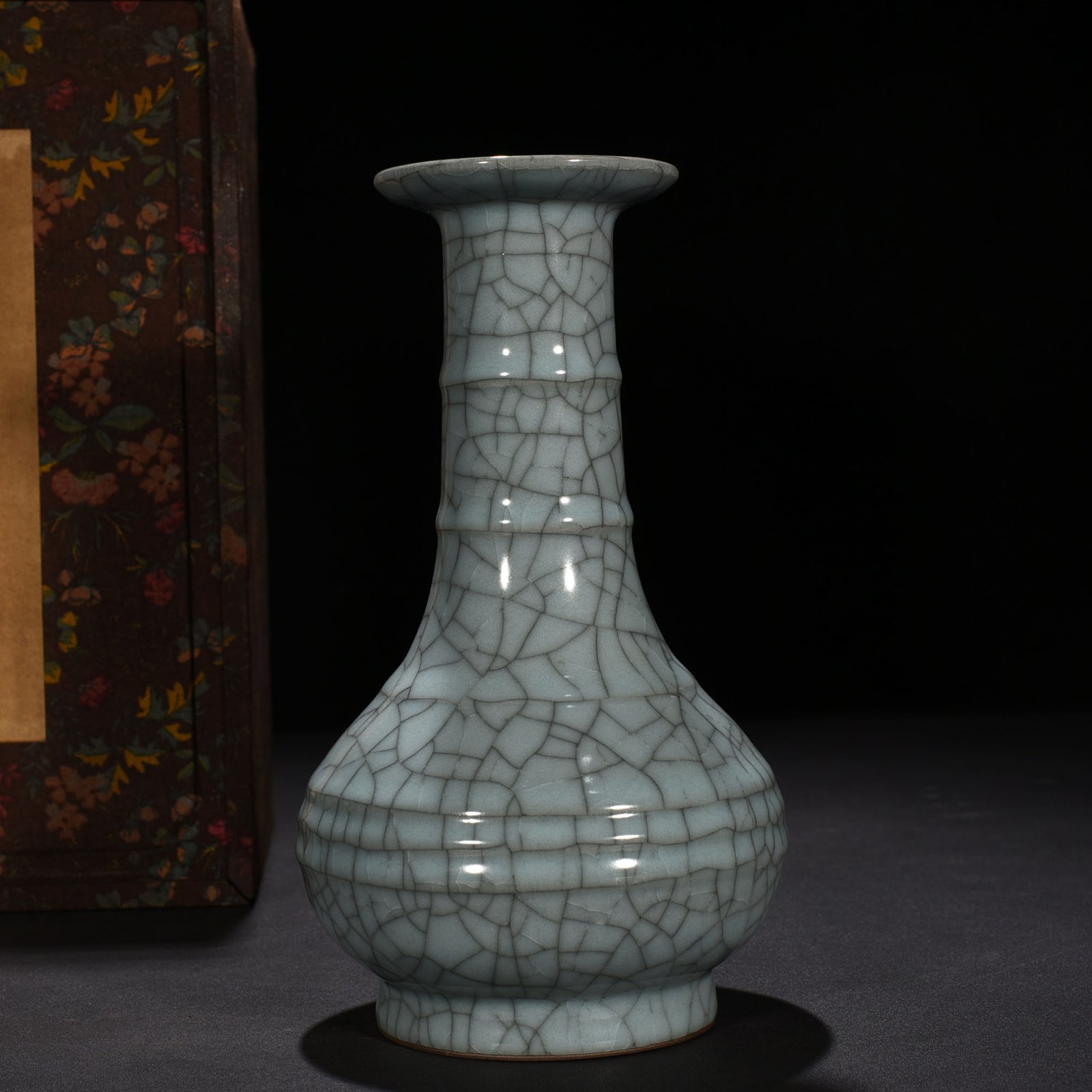 Song Dynasty official kiln dazzling pattern plate mouth vase engraved with imperial inscription 23 12 cm 900