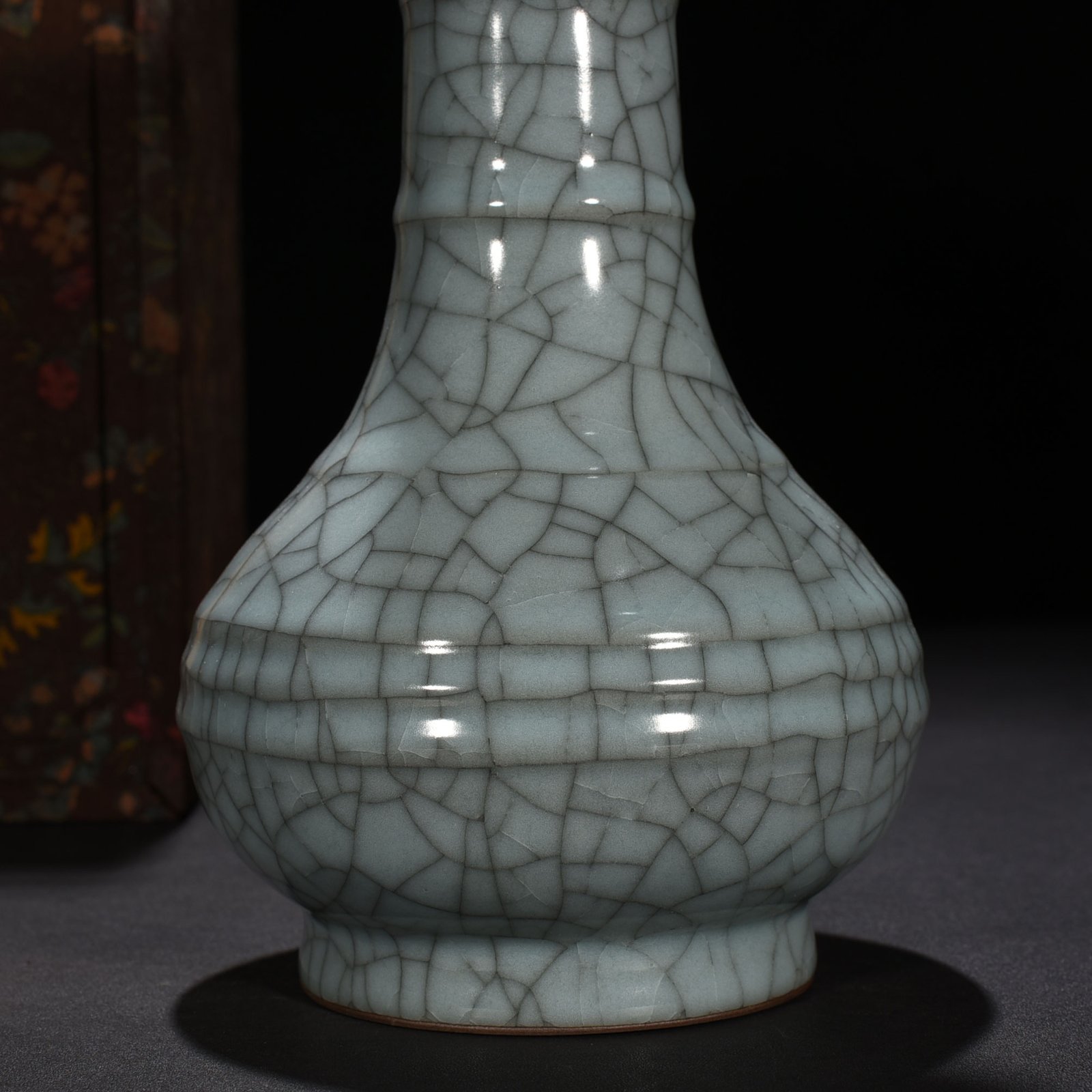 Song Dynasty official kiln dazzling pattern plate mouth vase engraved with imperial inscription 23 12 cm 900