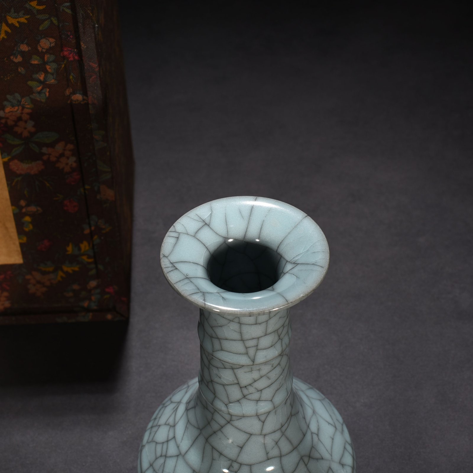 Song Dynasty official kiln dazzling pattern plate mouth vase engraved with imperial inscription 23 12 cm 900