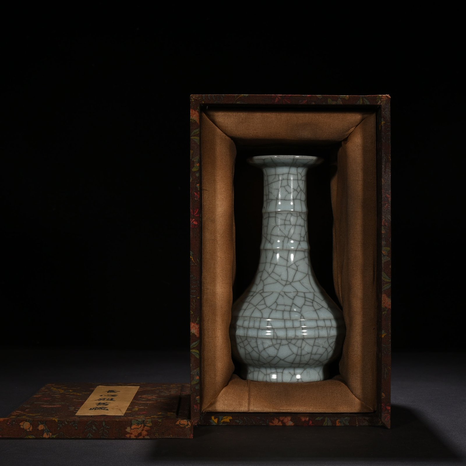 Song Dynasty official kiln dazzling pattern plate mouth vase engraved with imperial inscription 23 12 cm 900