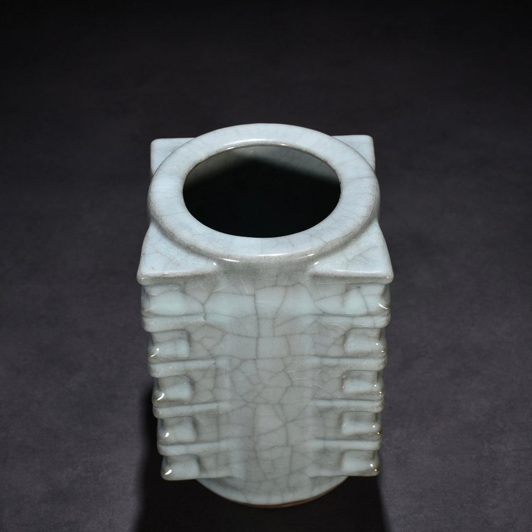 Song Dynasty Guan kiln Cong style vase