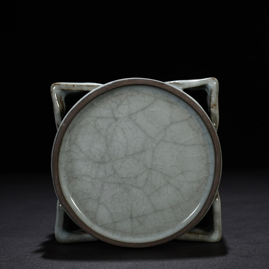 Song Dynasty Guan kiln Cong style vase