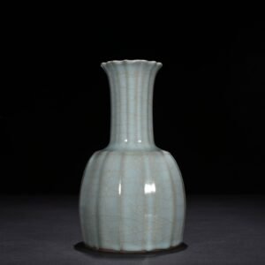 Song Dynasty Guan Kiln Gualeng Rattle Vase