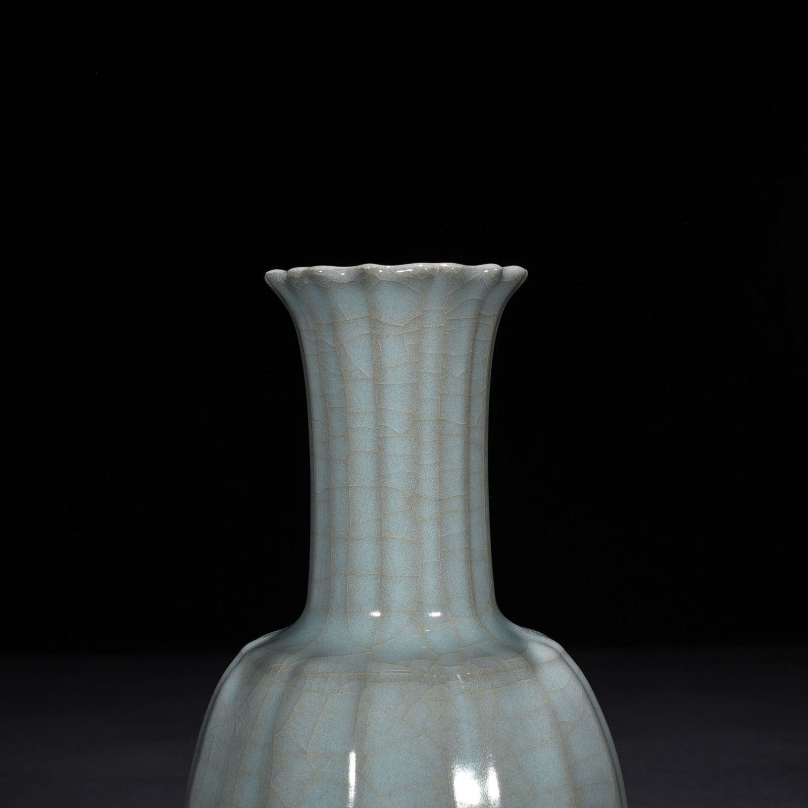 Song Dynasty Guan Kiln Gualeng Rattle Vase