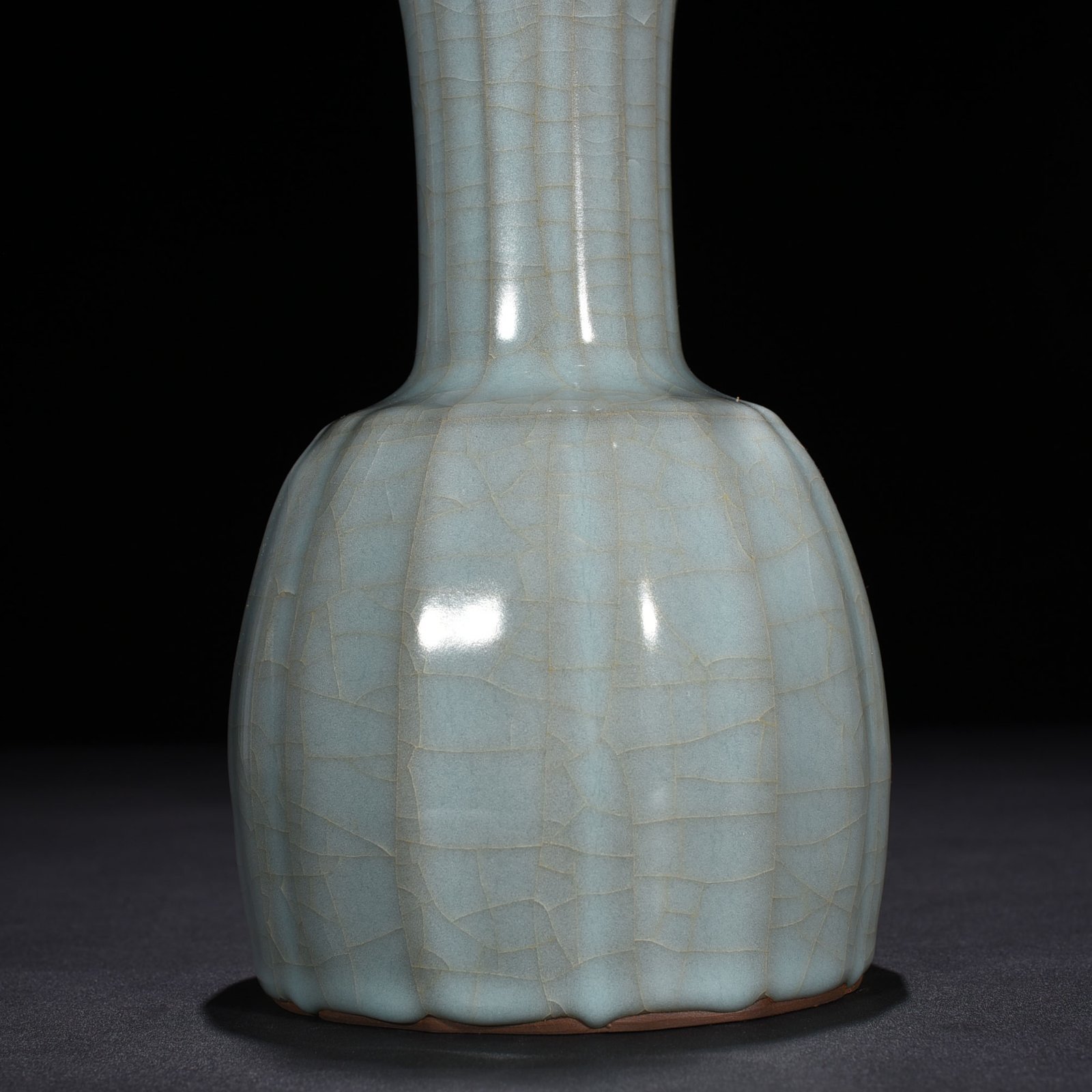 Song Dynasty Guan Kiln Gualeng Rattle Vase