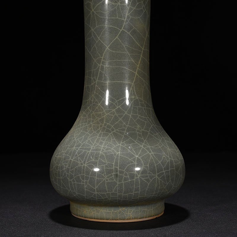 Song Dynasty official kiln straight neck vase