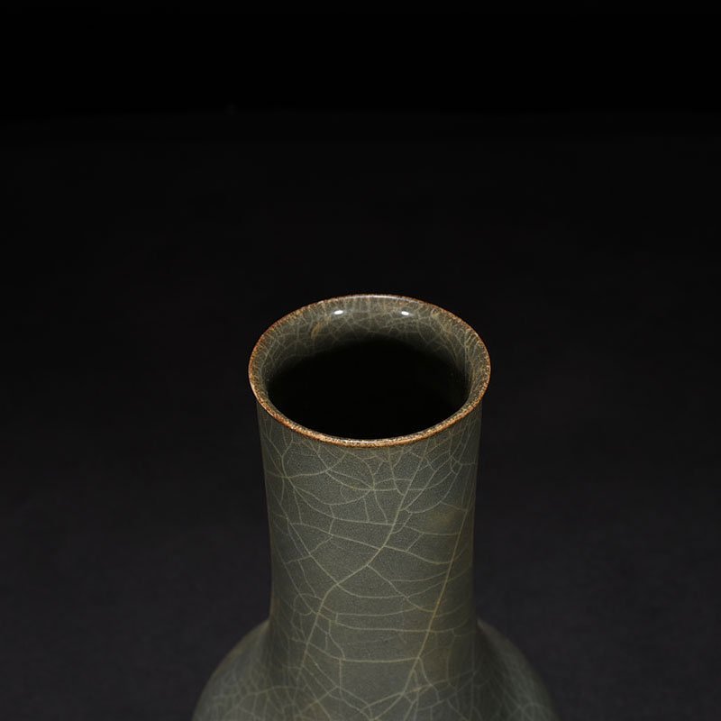 Song Dynasty official kiln straight neck vase