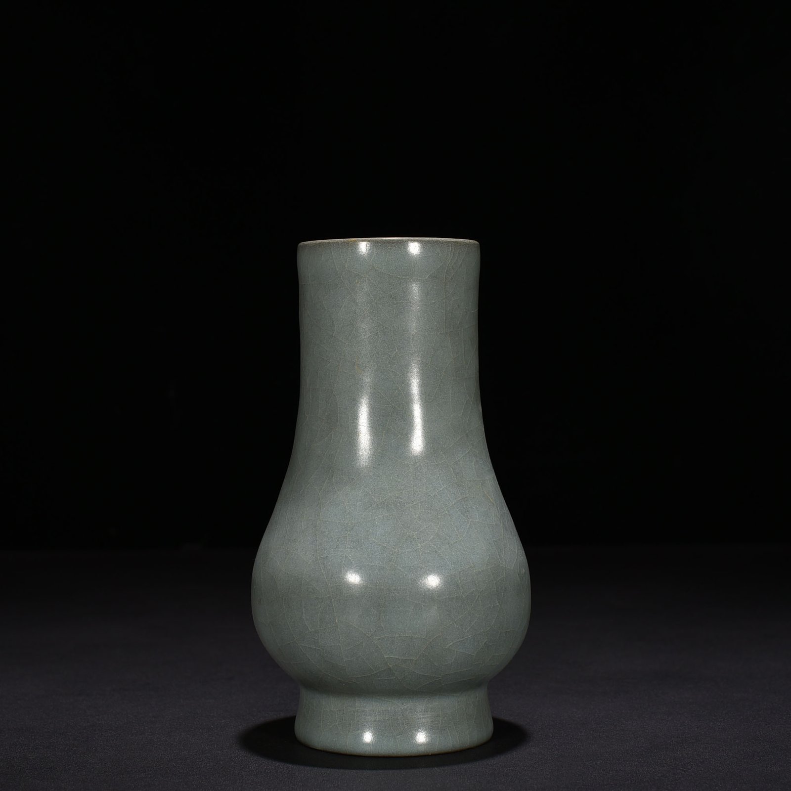 Song Dynasty official kiln straight neck bottle