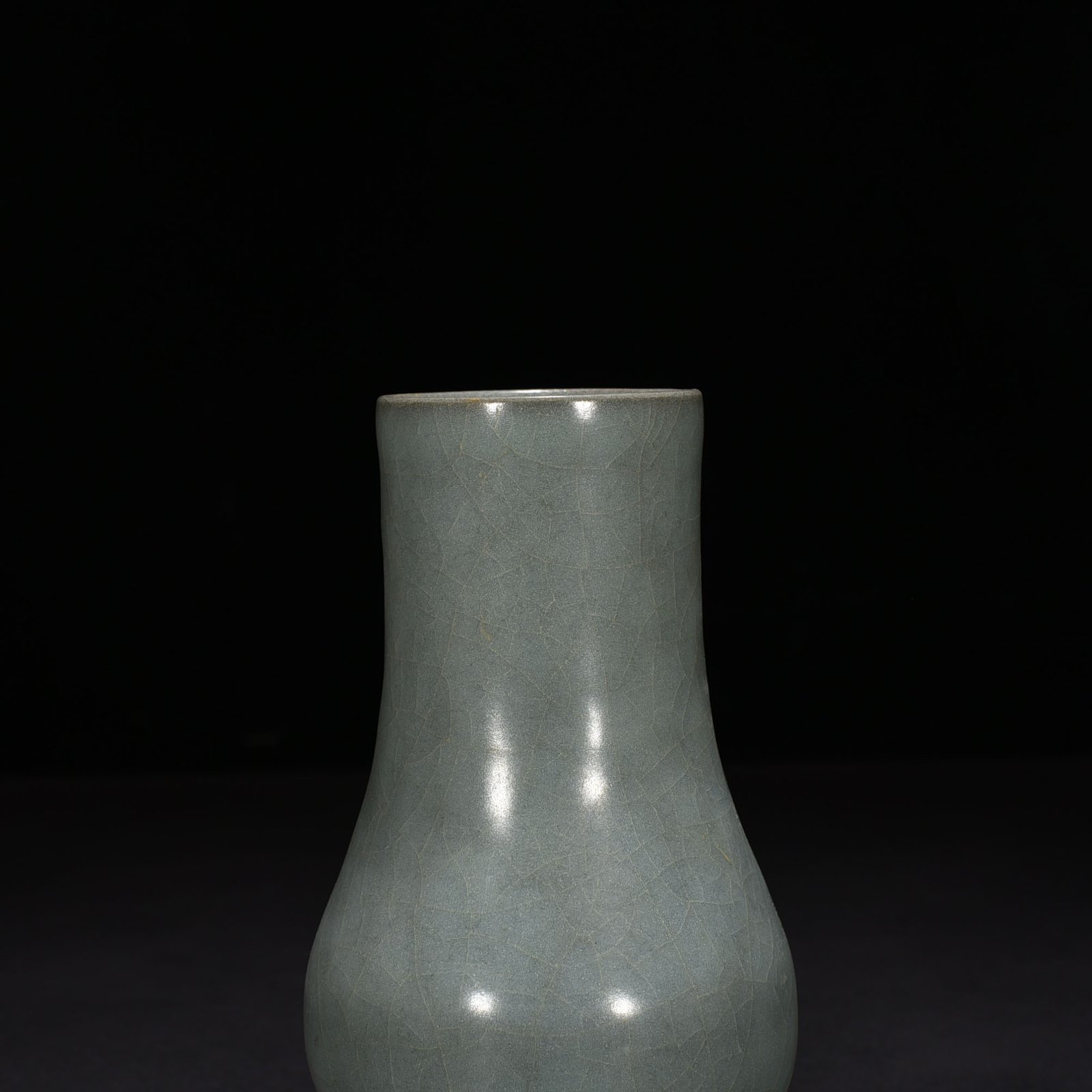 Song Dynasty official kiln straight neck bottle